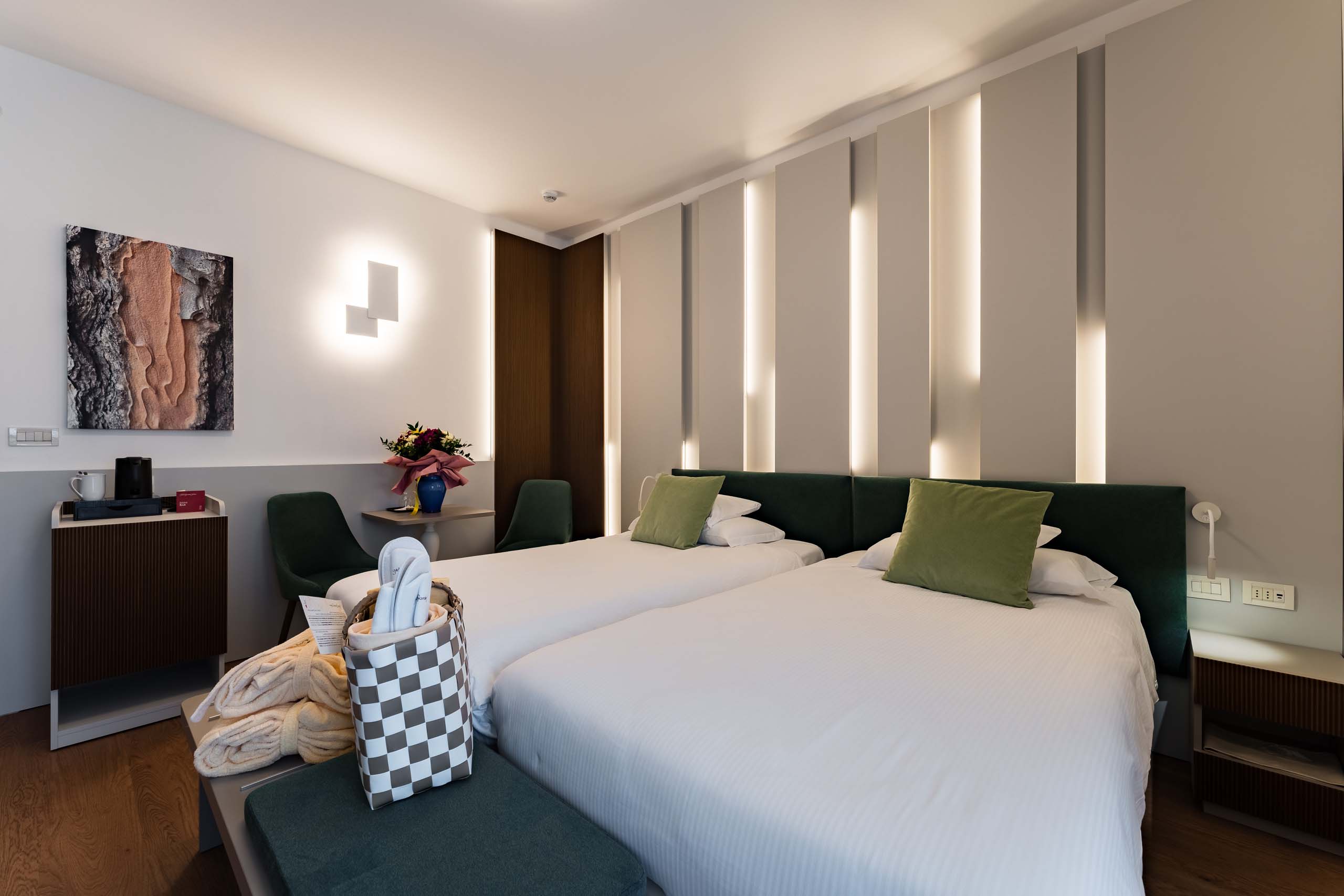 Hotel vicino a Venezia con terme: servizi inclusi Camera moderna con due letti singoli, cuscini verdi e arredi eleganti