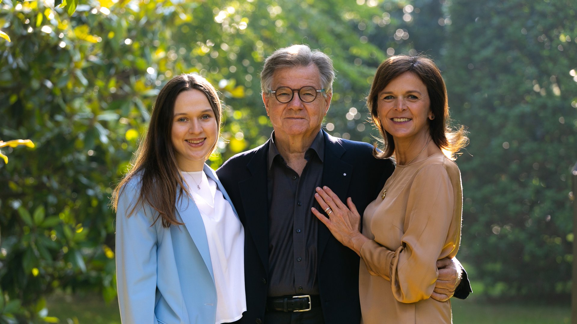 Accessibility Tre persone sorridenti all'aperto in un giardino