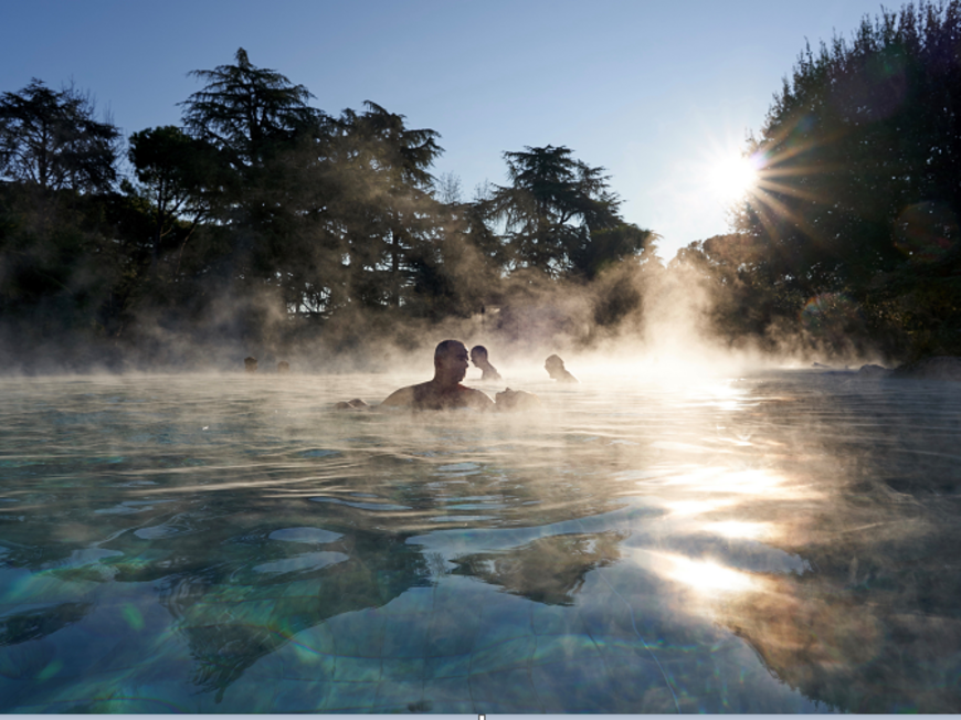 Workshops, Seminare, Wellness nahe Abano Terme Menschen entspannen in einem Thermalbad mit Dampf und Sonnenschein