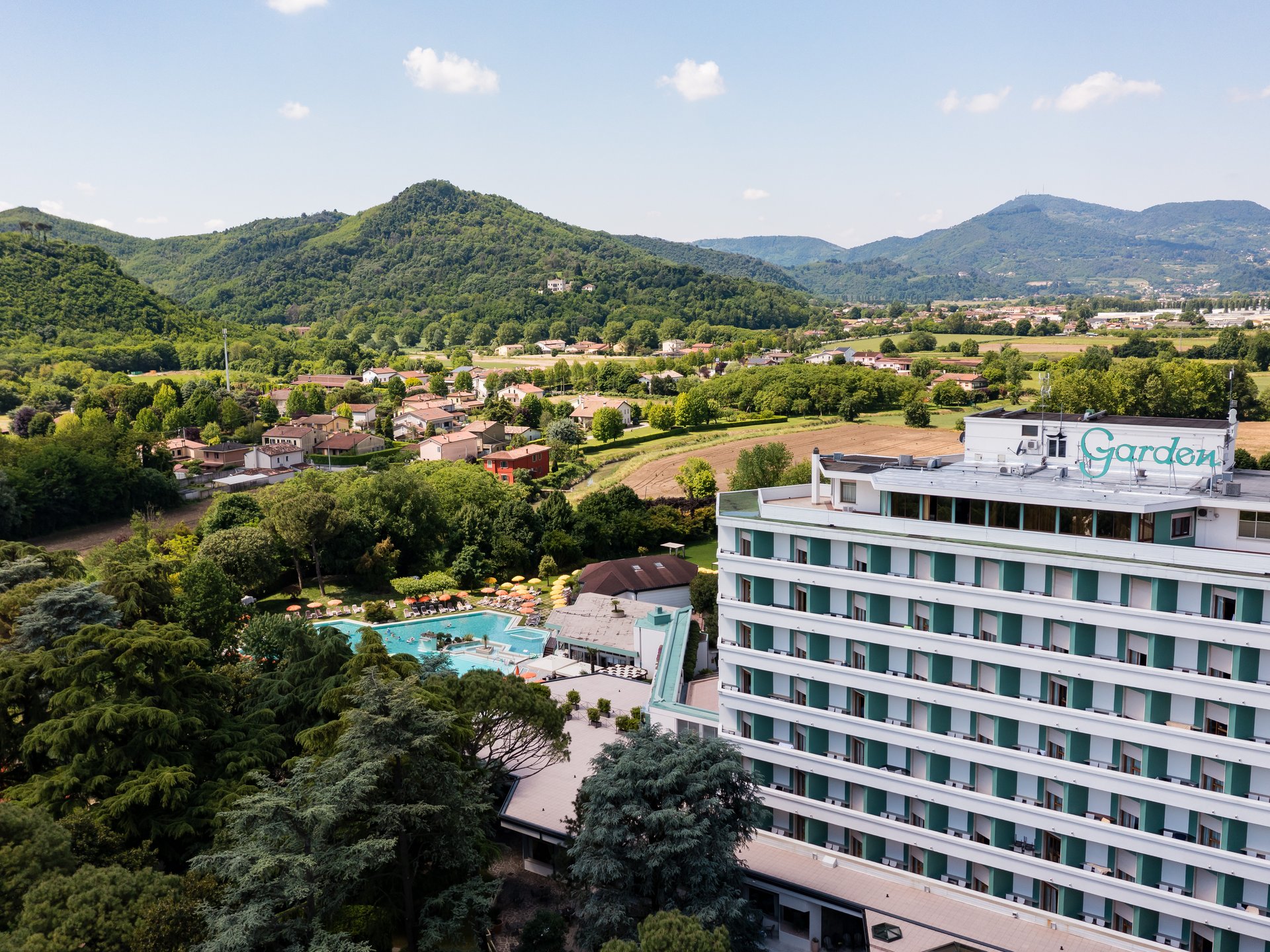 Hotel con terme vicino a Venezia: Hotel Garden Terme Hotel Garden con piscina e paesaggio collinare verde intorno