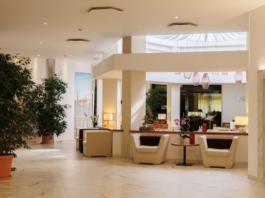 Hotel in Montegrotto Terme: the Garden Terme Bright modern interior with white chairs, plants, and marble floor