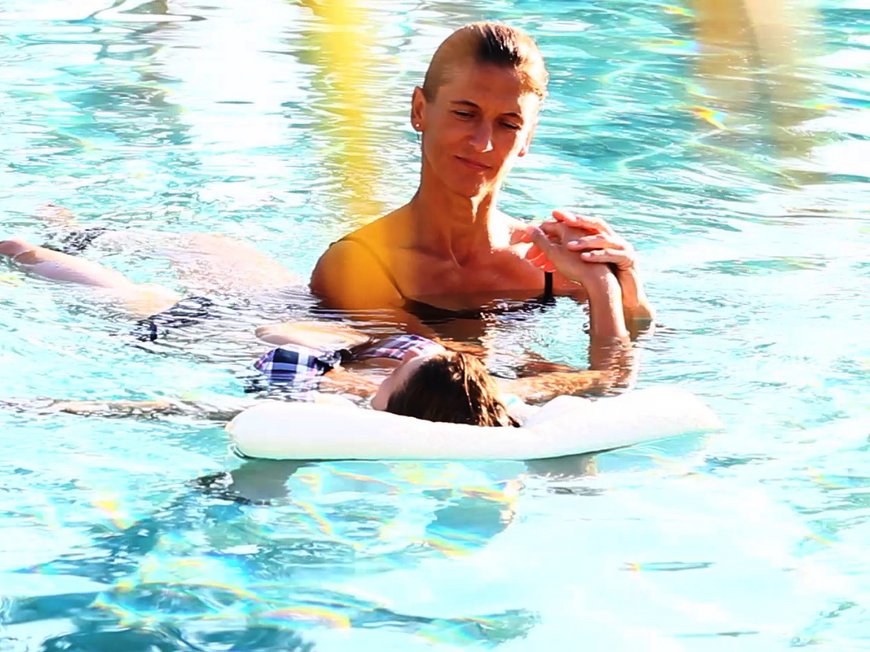 Workshops, Seminare, Wellness nahe Abano Terme Person hält Hand eines Kindes, während sie im Pool schweben