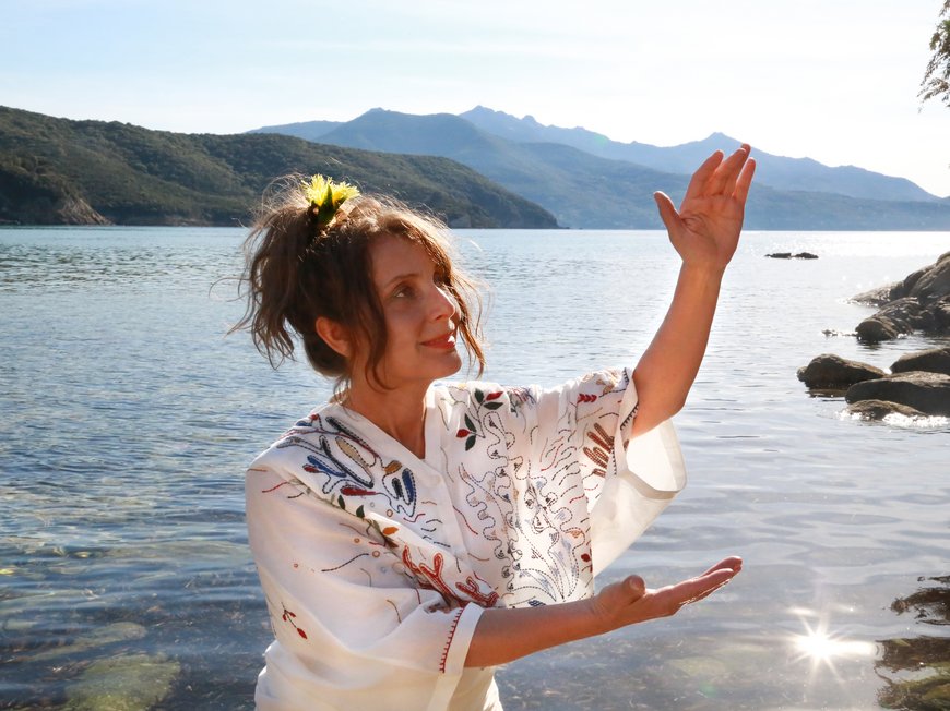 Workshops, Seminare, Wellness nahe Abano Terme Frau macht Yoga am See mit Bergen im Hintergrund