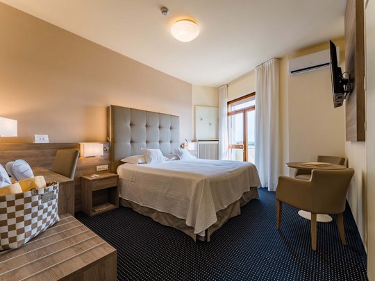 Hotel in Montegrotto Terme: the Garden Terme Modern hotel room with double bed and air conditioning